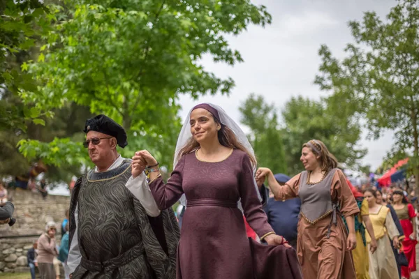 Pohled na herce oblečené ve středověkém oblečení na středověkém trhu, rozmazané pozadí — Stock fotografie
