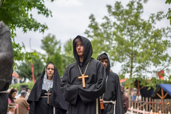 Veduta dell'attore vestito in abiti medievali sul mercato medievale, abito cattolico frate, sfondo sfocato — Foto Stock