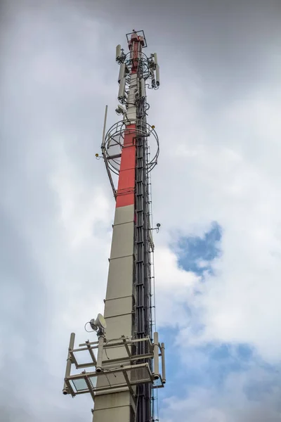 Widok wieży z antenami telekomunikacyjnymi, betonową konstrukcją słupową i wyposażeniem — Zdjęcie stockowe
