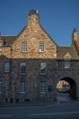 Edinburgh şehir merkezi tarihi binalar ve insanlar İskoçya 'da sokakta geziniyor.