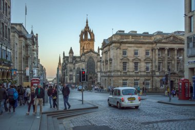 Edinburgh şehir merkezi tarihi binalar ve insanlar İskoçya 'da sokakta geziniyor.