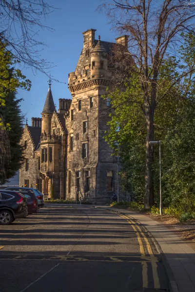 Blick auf das Stadtzentrum von edinburgh mit historischen Gebäuden und Menschen, die die Straße entlang schlendern, in Schottland — Stockfoto