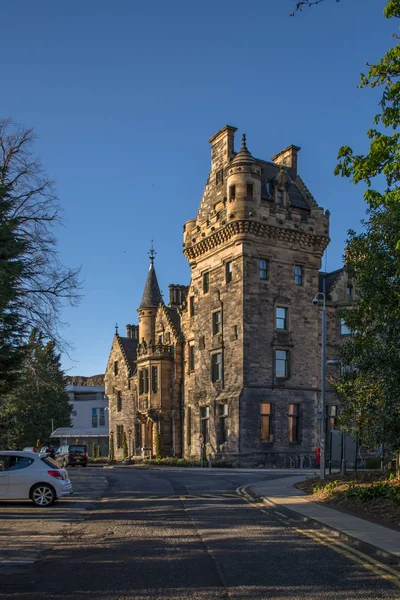 Vista del centro di Edimburgo con edifici storici e persone che passeggiano per la strada, in Scozia — Foto Stock