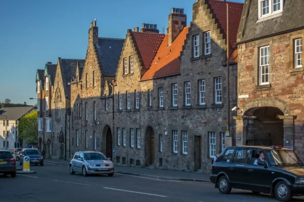 Vista del centro di Edimburgo con edifici storici e persone che passeggiano per la strada, in Scozia — Foto Stock