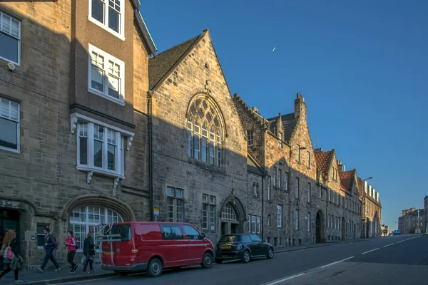 Pohled na centrum Edinburghu s historickými budovami a lidmi procházející se ulicí, ve Skotsku — Stock fotografie