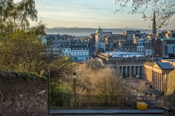 Uitzicht op het centrum van Edinburgh met historische gebouwen en mensen die door de straat wandelen, in Schotland — Stockfoto