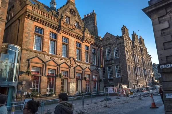 Vista del centro di Edimburgo con edifici storici e persone che passeggiano per la strada, in Scozia — Foto Stock