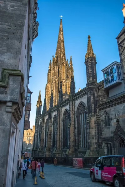 Вид на центр Эдинбурга с историческими зданиями и людьми, прогуливающимися по улице в Шотландии — стоковое фото