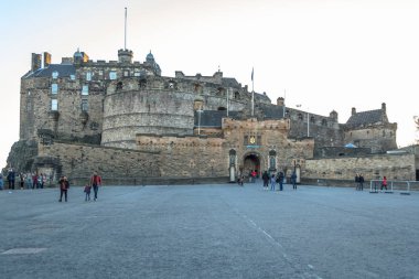 Edinburgh Şatosu 'nun ön manzarası, İskoçya' nın Edinburgh şehrindeki turistler ve duvarlar.