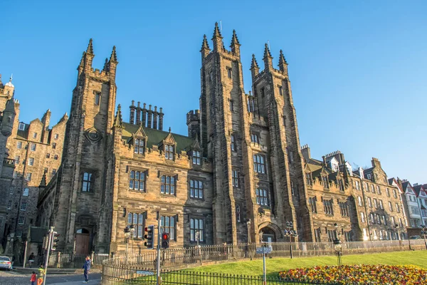 Pohled na Edinburskou univerzitu, budovu Škola božství a budova Shromáždění Art Center, klasickou budovu v centru Edinburghu — Stock fotografie