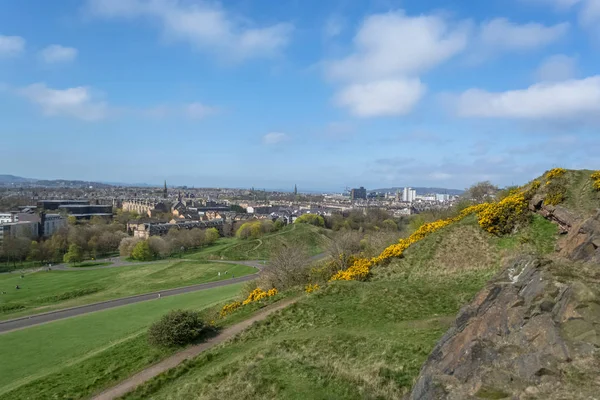 Γενική εναέρια άποψη από το Holyrood Park στο κέντρο του Εδιμβούργου, κτίρια μνημείων, βουνά και πάρκα στο παρασκήνιο — Φωτογραφία Αρχείου