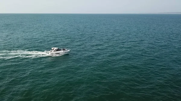 Pohled na soukromou rekreační loď s lidmi plachtění — Stock fotografie