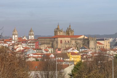 Şehir merkezinde Viseu Katedrali ve Merhamet Kilisesi 'nin en üstte olduğu Viseu Katedrali, Se Cathedral de Viseu e Igreja da Misericordia, çeşitli klasik stillerin anıtları, c' nin mimari simgeleri