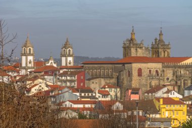 Şehir merkezinde Viseu Katedrali ve Merhamet Kilisesi 'nin en üstte olduğu Viseu Katedrali, Se Cathedral de Viseu e Igreja da Misericordia, çeşitli klasik stillerin anıtları, c' nin mimari simgeleri