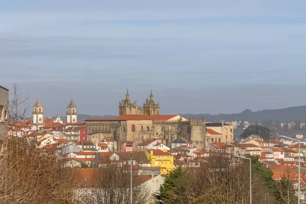观摩市中心的Viseu城，顶部是Viseu主教座堂和仁爱教堂，顶部是Se Cathedral de Viseu e Igreja da Misericordia，是各种古典风格的纪念碑，是c的建筑图标 — 图库照片