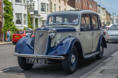 Klasik bir araba manzarası, güzel renkler, model 1937 Austin Cambridge