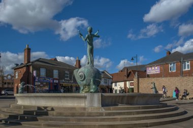 Etrafında merdivenler ve Braintree şehrinde bir çocuk ve su samuru heykelleri olan yuvarlak taştan bir çeşme manzarası