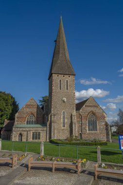 Şehir merkezindeki Braintree şehrinde yeşil parkın bulunduğu dini bir kilise binası manzarası.