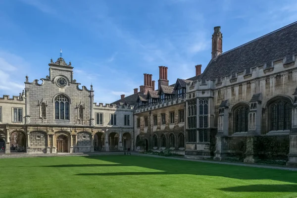 Widok na wewnętrzny ogród w Peterhouse, najstarszym kolegium wyborczym Uniwersytetu Cambridge w Anglii — Zdjęcie stockowe