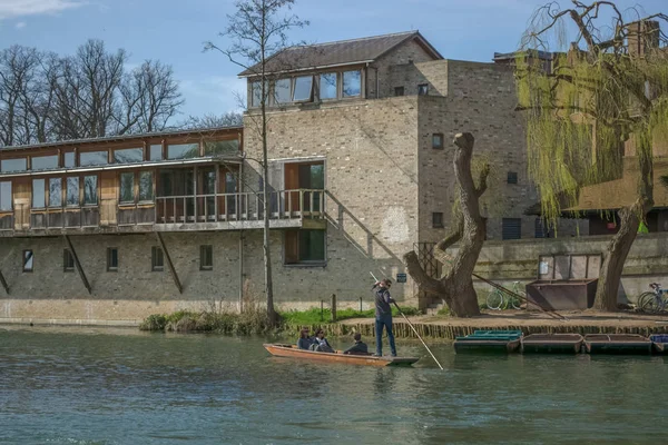 Vue sur la rivière Cam, sur Cambridge City Downtown, avec les bateaux de gondole typiques pour les visites touristiques — Photo