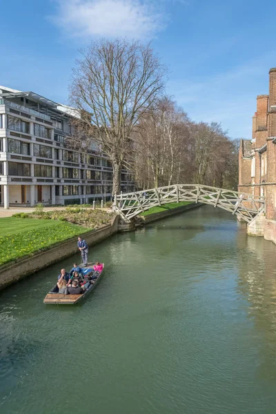 Cambridge şehir merkezindeki Cam nehrinin manzarasına bakın. Tipik turistik turlar için gondol tekneleri. — Stok fotoğraf