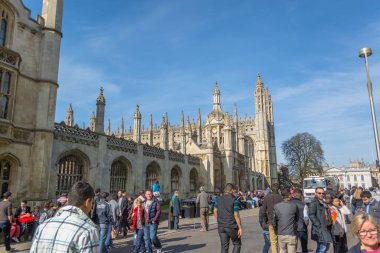 King 's College Şapeli' nde görüş, Plazza 'da insanlar King' s Parade Caddesi 'nde Cambridge' de.