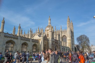 King 's College Şapeli' nde görüş, Plazza 'da insanlar King' s Parade Caddesi 'nde Cambridge' de.