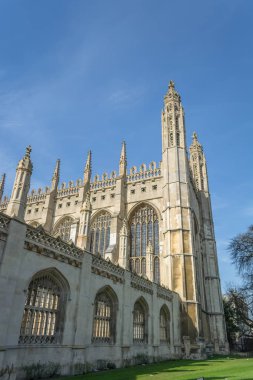 Cambridge 'deki King' s Parade caddesindeki King 's College Şapel Binası' na bakın.