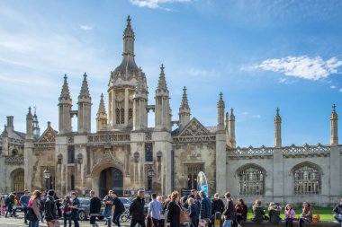King 's College Şapeli' nde görüş, Plazza 'da insanlar King' s Parade Caddesi 'nde Cambridge' de.