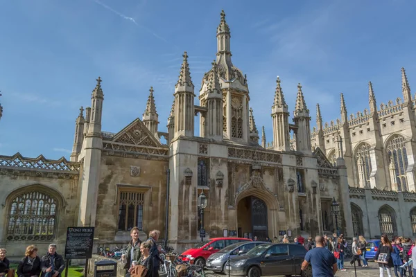 Veduta alla Cappella del College di King Ligus, persone sulla Plazza sulla King mbH s Parade street nel centro di Cambridge — Foto Stock