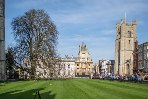 Kilátás a kertre és az emberek Plazza Király Parádé utca Cambridge belvárosában, Nagy Szűz Mária templom és szenátusi ház folyosó épület — Stock Fotó