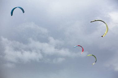 Profesyonel bir uçurtmayı canlı yayında görmek, Obidos gölünde, gri ve bulutlu gökyüzünde