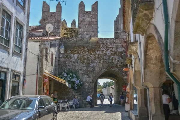 Interiör bild av den befästa medeltida staden med väggar Trancoso, med byggnader, bilar och människor — Stockfoto