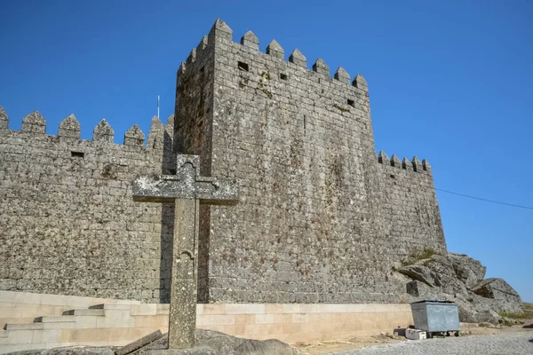 Külső kilátás pillér vallási kereszt és a vár Trancoso, középkori épület erődfal — Stock Fotó