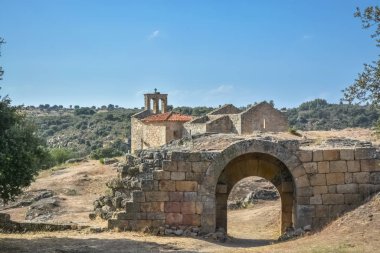 Dış kale ve dini kilise kalıntıları, Castelo Mendo Kalesi 'nin içindeki ortaçağ köyü.