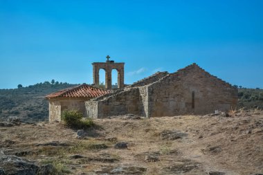 Dış kale ve dini kilise kalıntıları, Castelo Mendo Kalesi 'nin içindeki ortaçağ köyü.