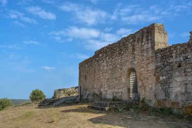 Dış kale ve dini kilise kalıntıları, Castelo Mendo Kalesi 'nin içindeki ortaçağ köyü.