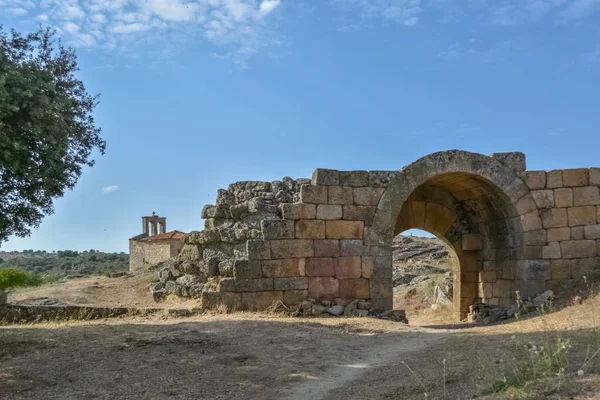 Vista para a fortaleza exterior e as ruínas da igreja religiosa, vila medieval dentro do castelo fortaleza de Castelo Mendo — Fotografia de Stock