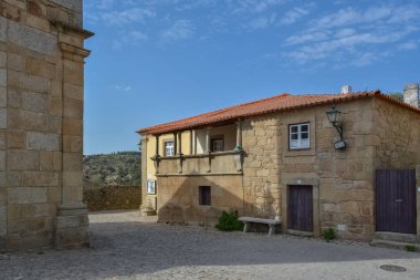 Castelo Mendo Kalesi, plaza ve ortaçağ binaları içindeki ortaçağ köyüne bakın.