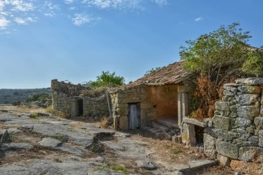 Castelo Mendo Kalesi 'nin içindeki ortaçağ köyü harabe ve harabelerine bakın.