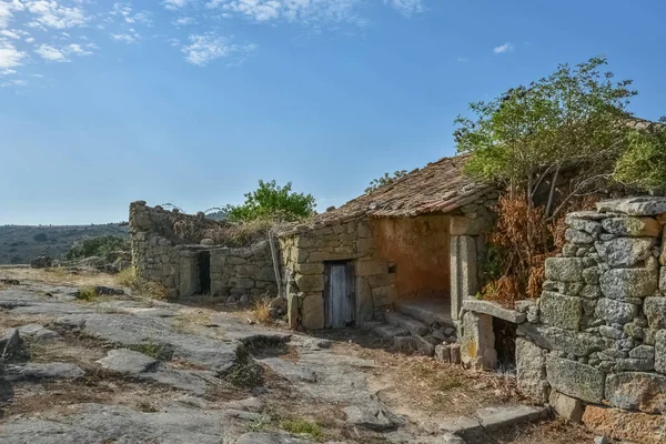 Castelo Mendo Kalesi 'nin içindeki ortaçağ köyü harabe ve harabelerine bakın.