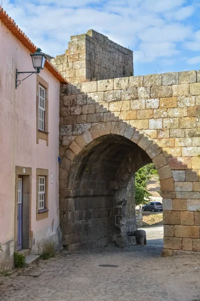 Кастело Мендо, Португалія - 08 17 2014: Вид на зовнішні ворота фортеці та середньовічне село всередині фортеці Кастело Мендо середньовічні будівлі — стокове фото