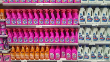 Bir hipermarkette çamaşır makinesi deterjanı görüntüsü