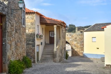 Castelo Mendo Kalesi, plaza ve ortaçağ binaları içindeki ortaçağ köyüne bakın.