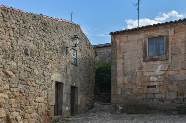 Castelo Mendo Kalesi, plaza ve ortaçağ binaları içindeki ortaçağ köyüne bakın.