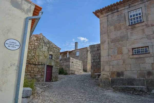 Вид на середньовічне село всередині фортеці Кастело Мендо, плаза і середньовічні будівлі — стокове фото