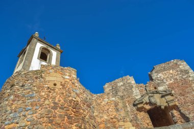 Figueira de Castelo Rodrigo 'nun ortaçağ köyündeki kale kulesinin detaylı görüntüsü.