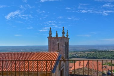 Ortaçağ köyü Figueira de Castelo Rodrigo 'nun içindeki Katolik eski bir kilisenin manzarası.