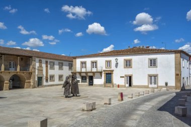 Miranda 'dan tipik bir erkek ve kadın heykeli olan bir meydanın manzarası ortaçağ kenti Miranda do Douro' nun iç kalesinde.