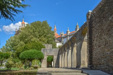Şehir merkezindeki bahçelerde eski bir harabe galerisi, ortaçağ kenti Miranda do Douro 'daki kalenin içi.